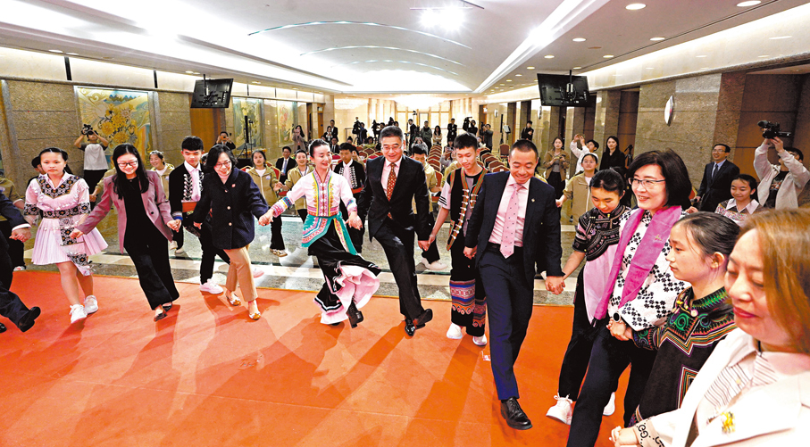 ●學生與嘉賓手牽手歡樂互動，氣氛熱鬧。