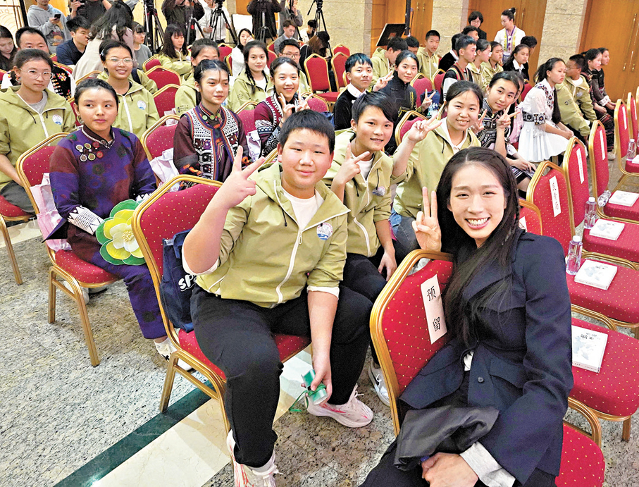 ●江旻憓深受學生歡迎，學生紛紛與她合照留影。