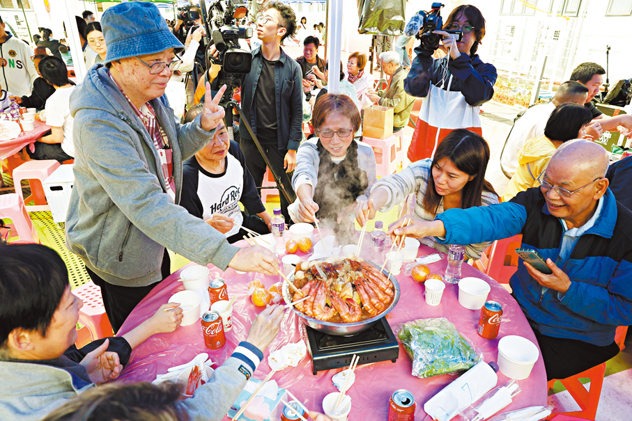 ●國際獅子會中國港澳303區聯同非牟利機構「齊惜福」，昨日舉辦「關愛送暖·新春團圓」盆菜宴。