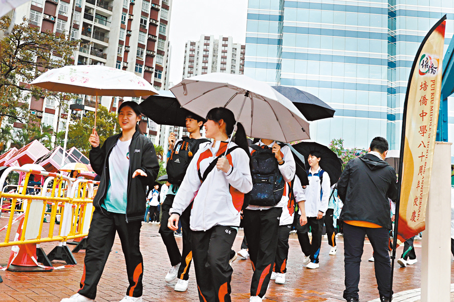 ●學生、家長及校友，身體力行完成約4公里的海濱步行。 香港文匯報記者萬霜靈  攝