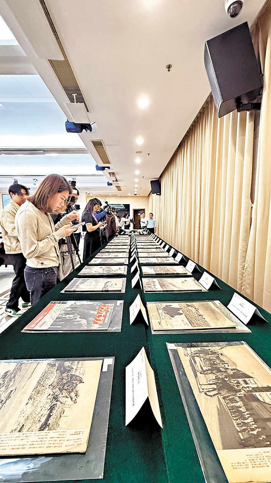 ●一批新徵集的館藏涉日軍罪行歷史檔案在廣東省檔案館現場展示。
