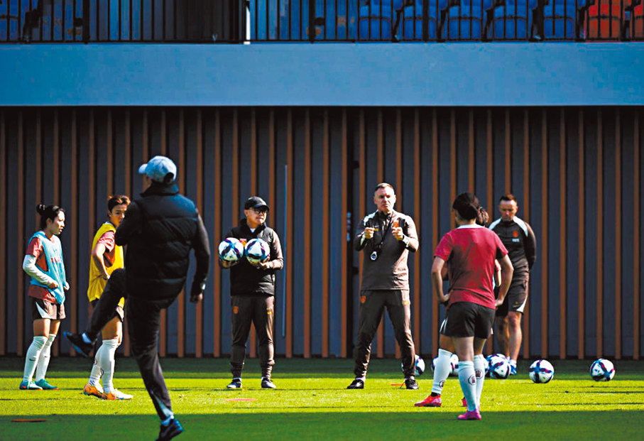 ●米利西奇（左五）在訓練中指導球員。 新華社