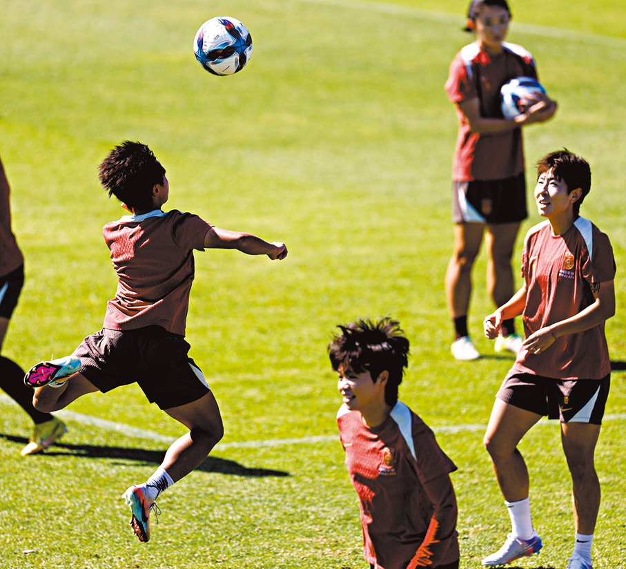 ●女國足連日集訓成效，獲米利西奇高度肯定。 新華社