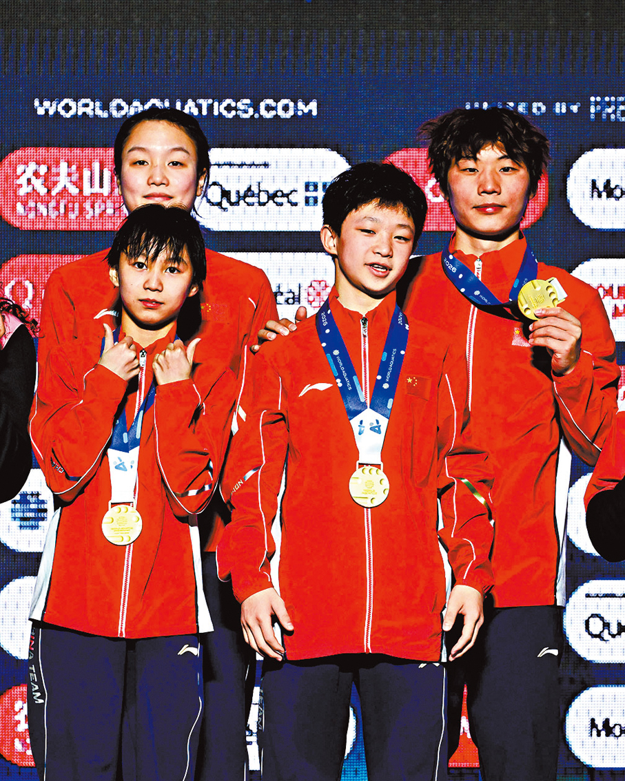 ●崔家溪（前排左）與趙仁杰（前排右）跳出驚喜，協助中國隊於跳水世界盃蒙特利爾站勇奪混合團體賽冠軍。 法新社