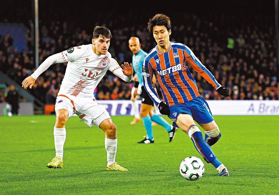 ●水晶宮（藍紅間衫）聯賽無欲無求，戰意有限。 資料圖片