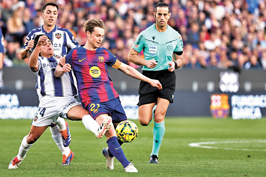 ●巴塞中場法蘭基迪莊（右二）證實右腿受傷，需休戰超過一個月。 資料圖片