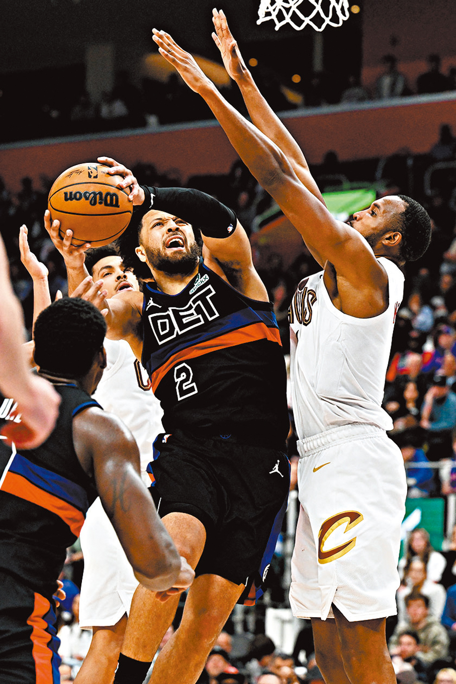 ●活塞（黑衫）主場擊敗陣容不整的騎士。 路透社