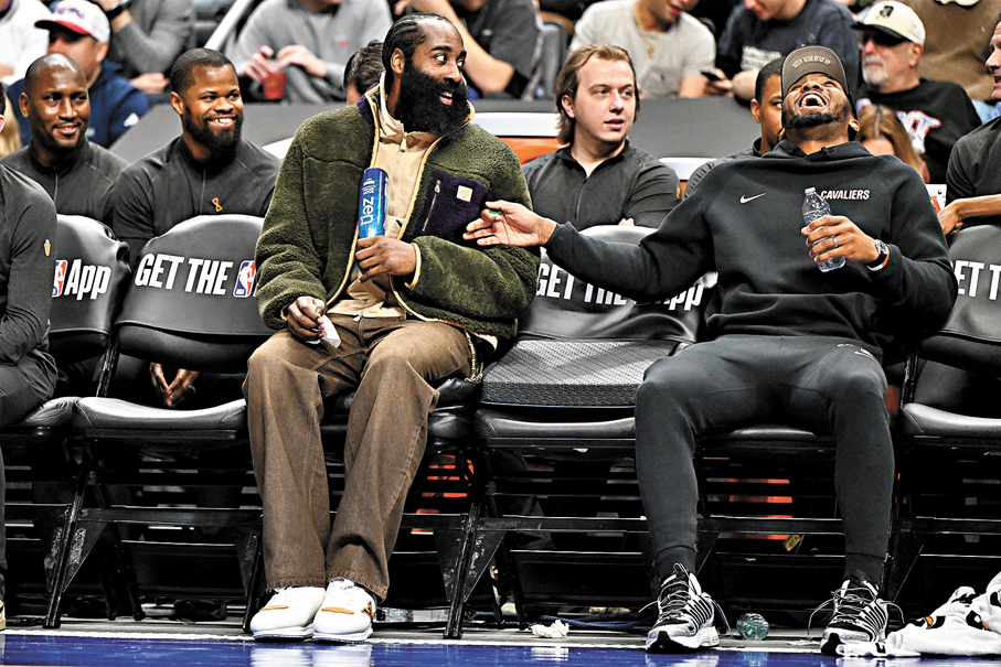 ●夏登（左）昨以便服現身後備席觀戰。 路透社