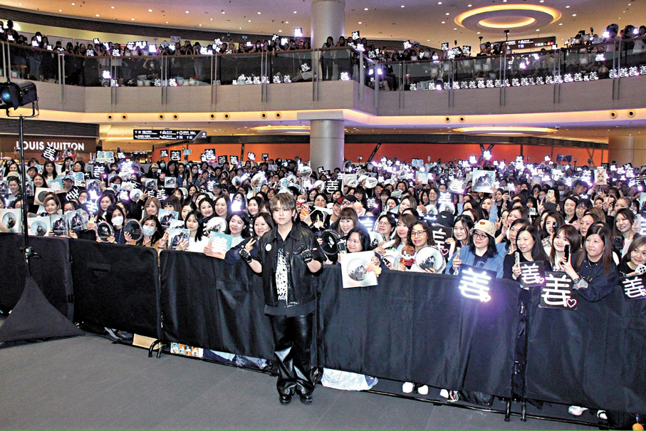 ●姜濤昨日獲過千粉絲到場支持。香港文匯報記者達里  攝