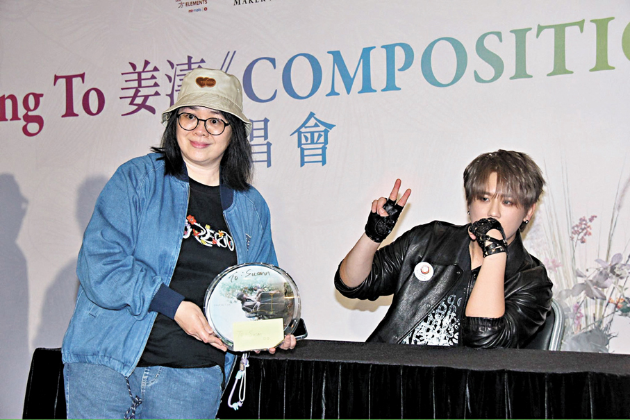 ●幸運粉絲喜獲姜濤簽名。香港文匯報記者達里  攝