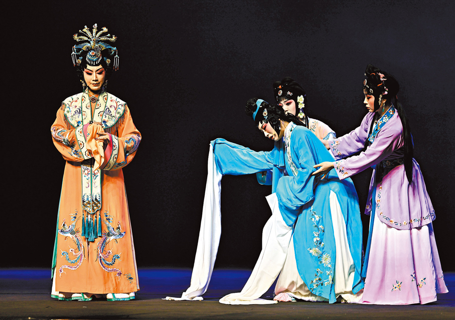 ●《紅樓之鳳》中，陳巧茹飾演王熙鳳（左一），李玲琳飾演尤二姐（左二）。