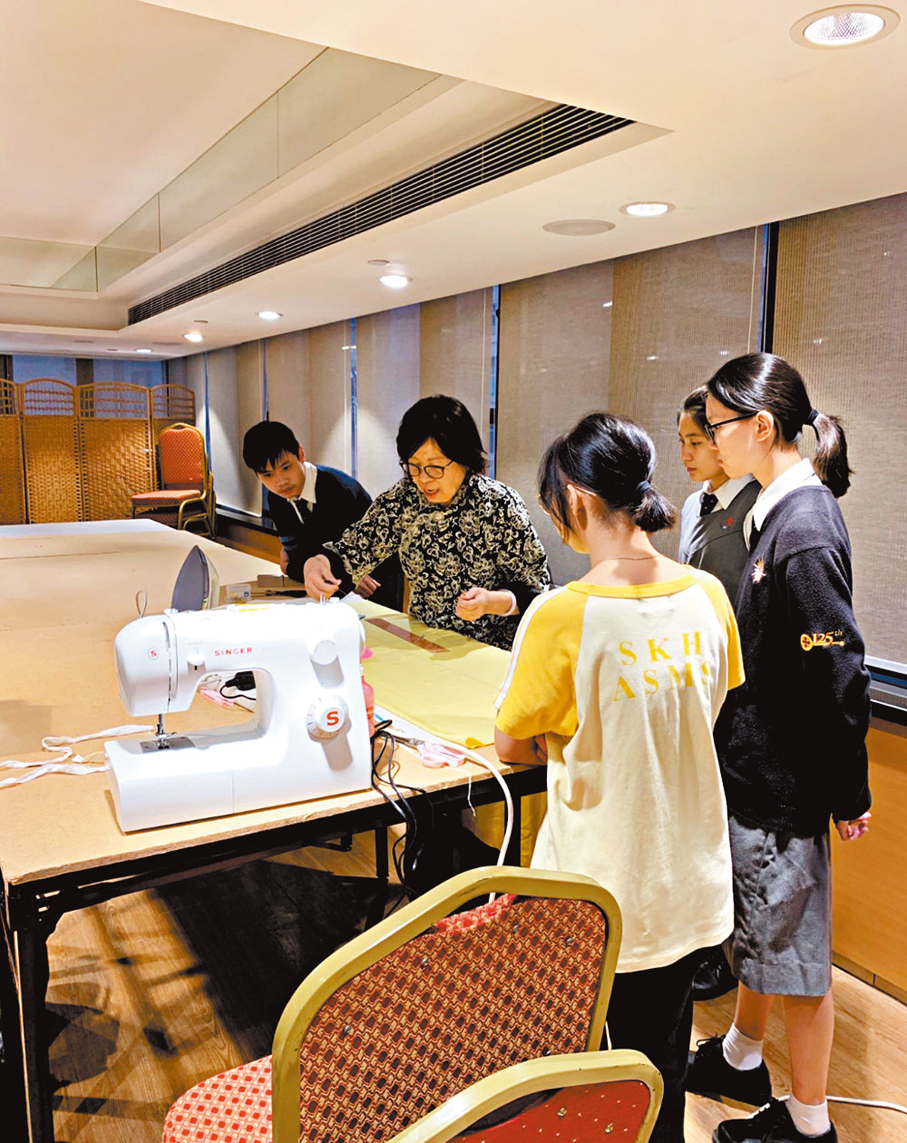 裕華國貨會舉辦「傳統花紐工作坊」、「中式長衫製作工作坊」等互動體驗活動。 