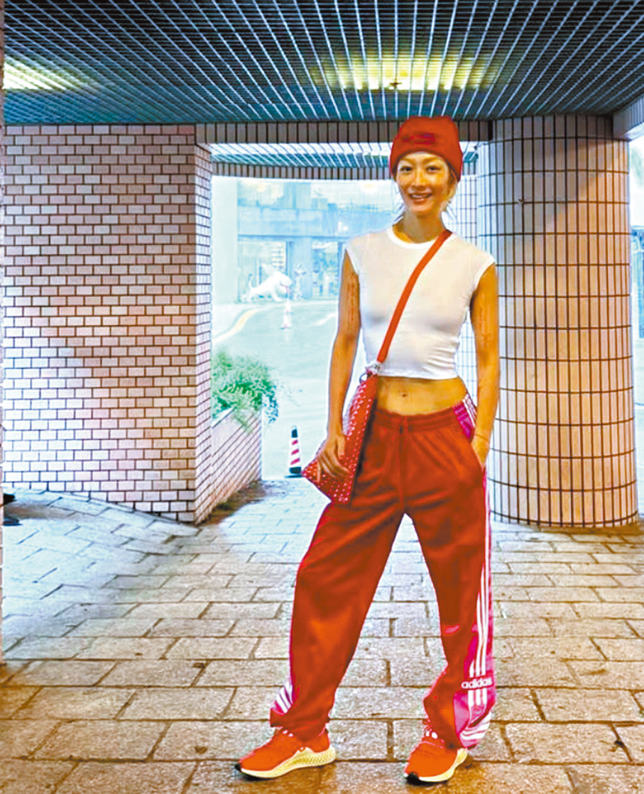 鄭秀文的肌肉線條盡顯，令不少女性羨慕。