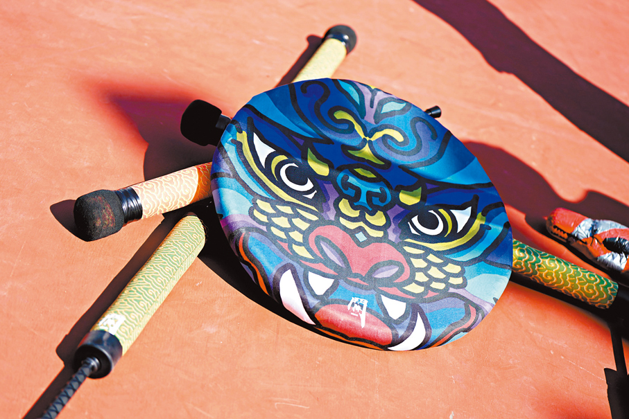 Ever表示所有武器都是他一手一腳自製，每件都至少花一小時以上。