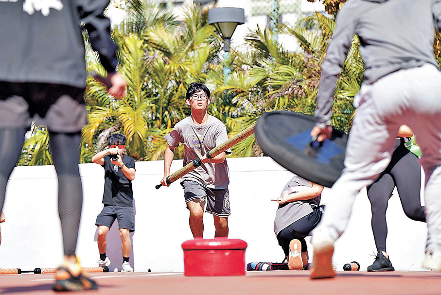 這種兩軍對壘的畫面，是不少男生埋藏心底的兒時幻想。 