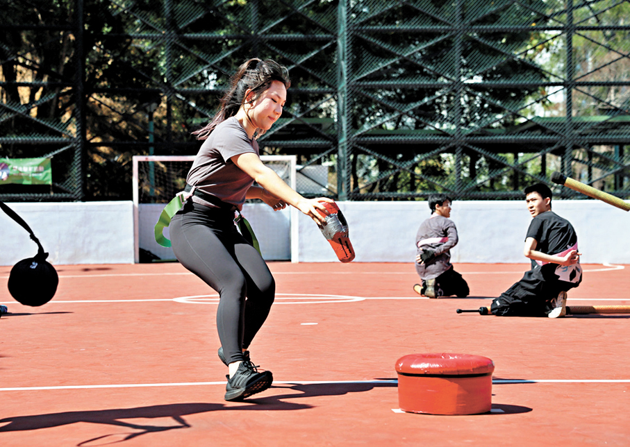 Lolly認為鬥陣有不同角色和策略，女生也可以樂在其中。