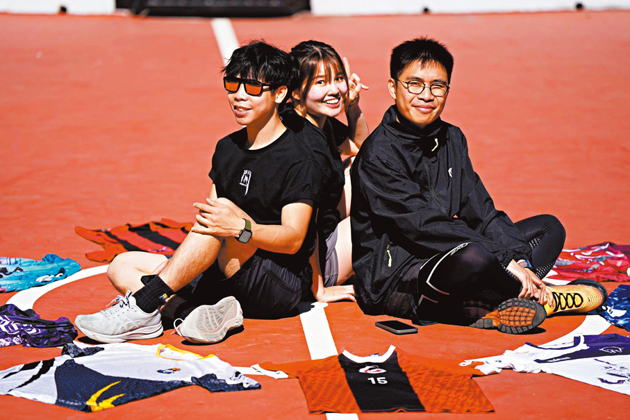 各式各樣的球衣成為Ever（左起）、Carol及Tokyo的西班牙之行的最大戰利品。