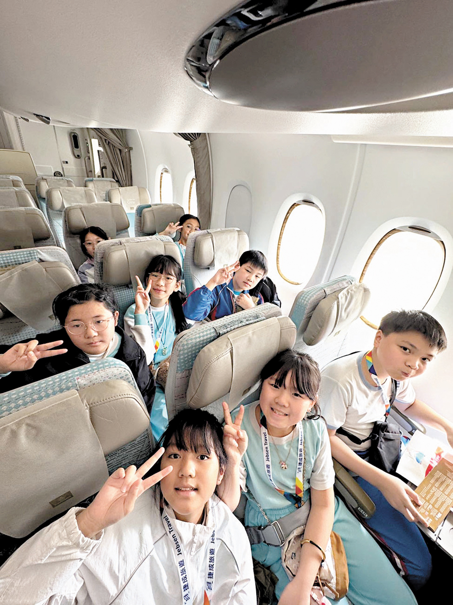 ●師生昨日乘坐阿聯酋航空航班順利返抵香港。 天主教聖華小學Fb圖片