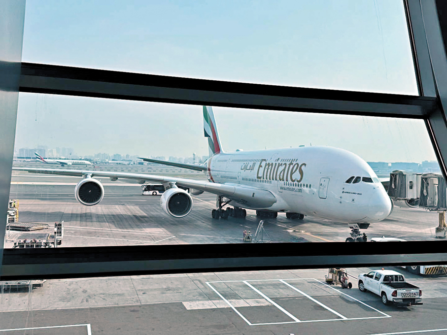 ●多名趕及在中東多個機場停飛前登機的旅客，昨日安全飛抵香港。 天主教聖華小學Fb圖片