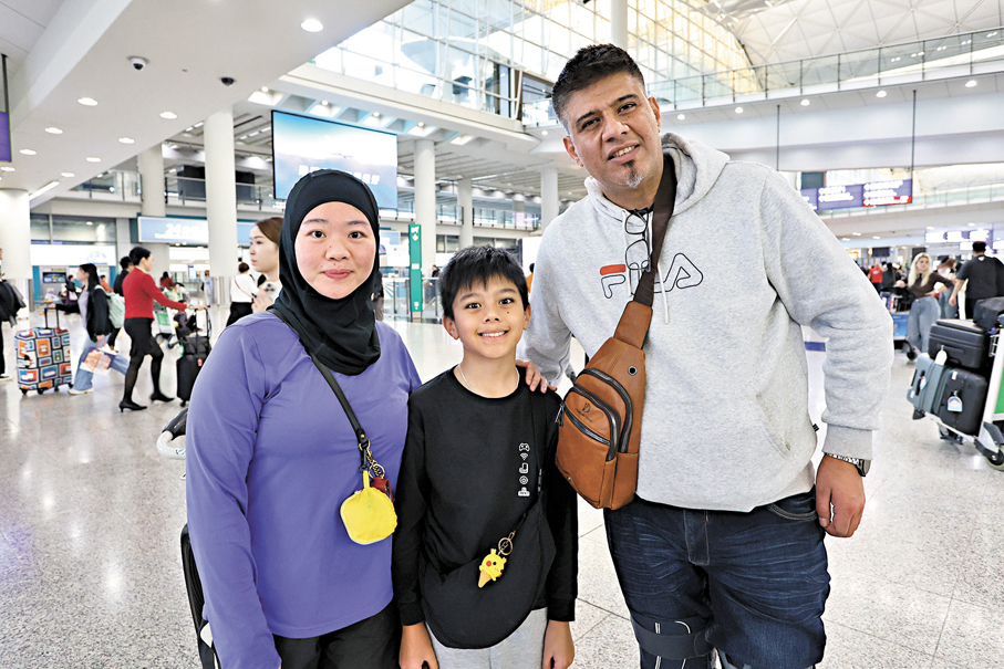 ●左起：賴女士與兒子及丈夫 Elwaeli。 香港文匯報記者黃艾力  攝