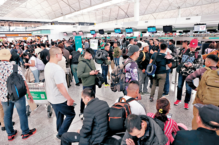 ●航空公司昨日在機場加開櫃位，協助乘客改簽航班或取消機票，一度大排長龍。香港文匯報記者劉友光  攝