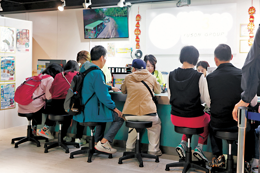 ●不少市民昨日到旅行社查詢即將出發的旅行團有否受影響。香港文匯報記者黃艾力  攝