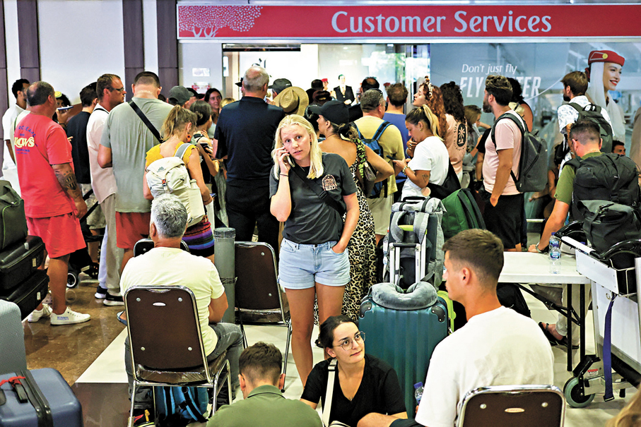 ●大批旅客在印尼伍拉·賴國際機場的阿聯酋航空櫃枱等候。 路透社