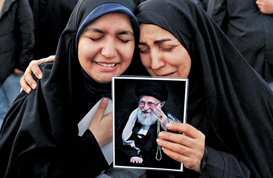 ●德黑蘭婦女手持哈梅內伊的照片傷心痛哭。 路透社