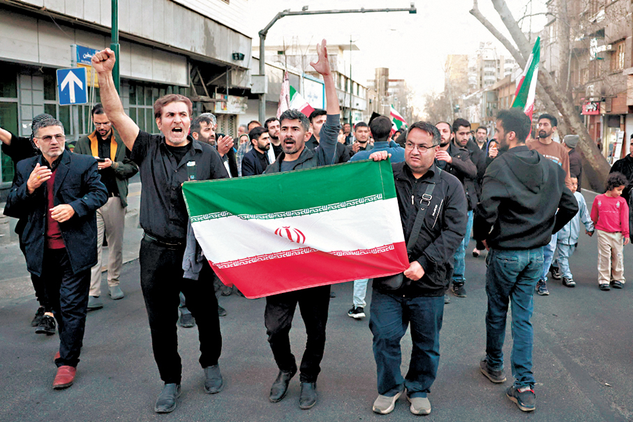 ●伊朗民眾上街悼念哈梅內伊。 法新社