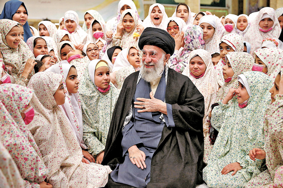 ●哈梅內伊領導伊朗37年，見證中東風雲。圖為哈梅內伊與小童會面，流露慈祥一面。 資料圖片