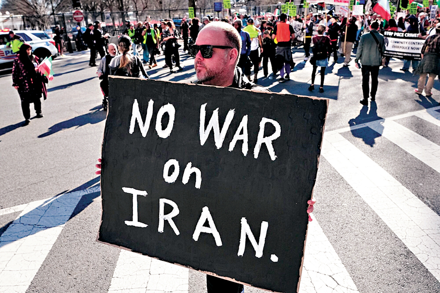 ●美國民眾在美以襲伊後上街抗議，不滿特朗普發動戰爭。 彭博社