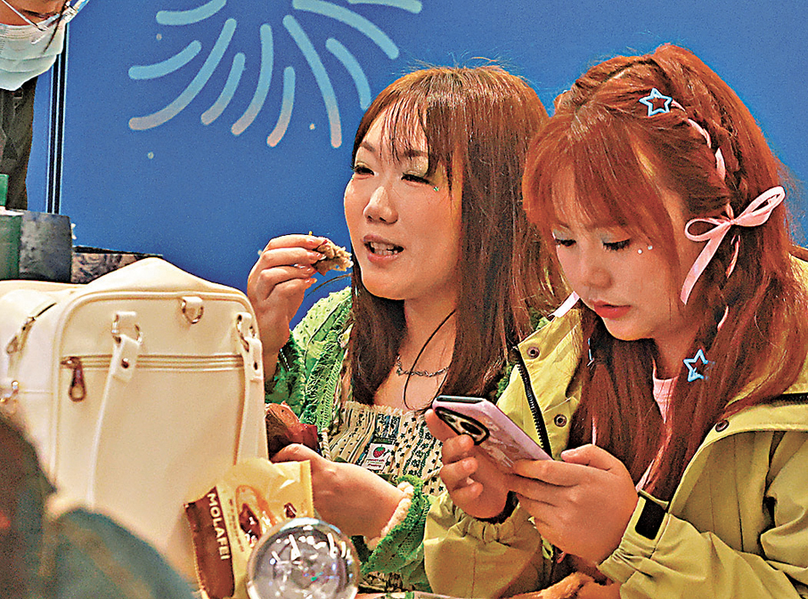 ●深圳旅客劉小姐（左）和張小姐。香港文匯報記者郭木又  攝