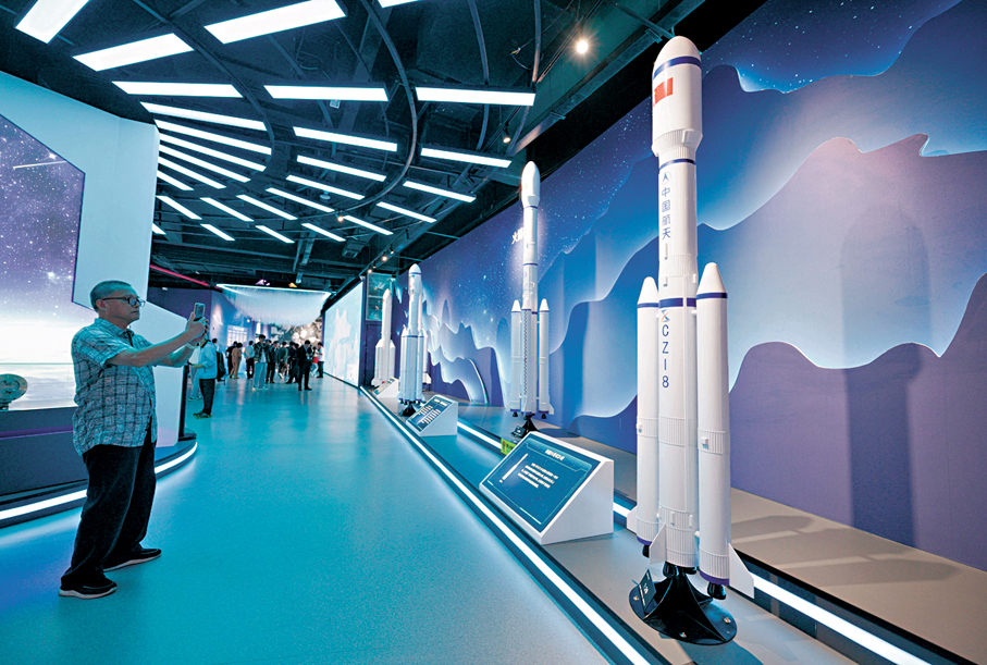 ●圖為遊客在海南文昌的文昌航天科普中心參觀。 資料圖片