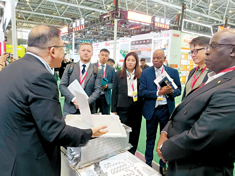 ●黃英豪建議國家給予政策支持，容許港企在海外出現貿易糾紛等，能向當地的國家駐外使館求助。圖為有港企在內地一個博覽會，吸引非洲、歐洲等嘉賓參觀。資料圖片