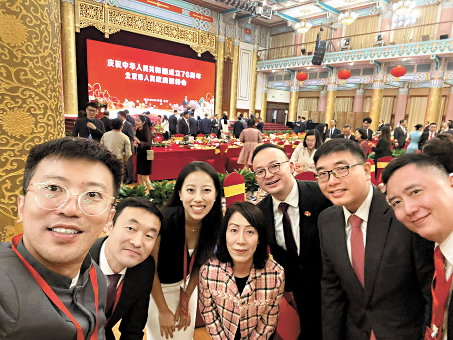 ●張芷瑛（左三）參加慶祝中華人民共和國成立76周年北京市人民政府招待會。