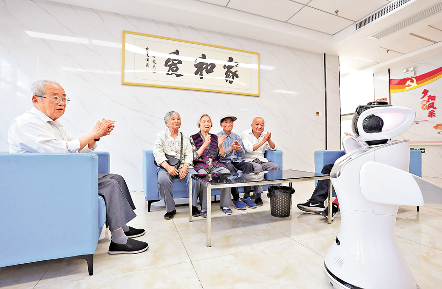 ●居家養老與機構養老的銜接至關重要。圖為安徽省合肥市康和社區綜合性老年活動中心內，智能機器人給老年人播放音樂。 新華社