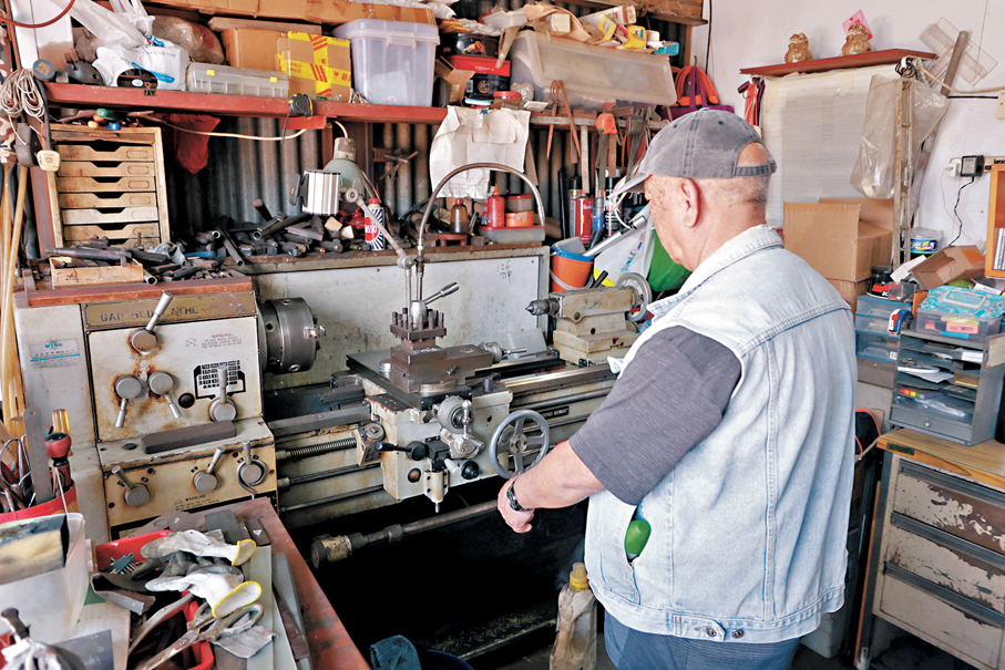 ●李穎達最難忘的是美國航空母艦「小鷹號」訪港期間，受託登艦更換部分地板。