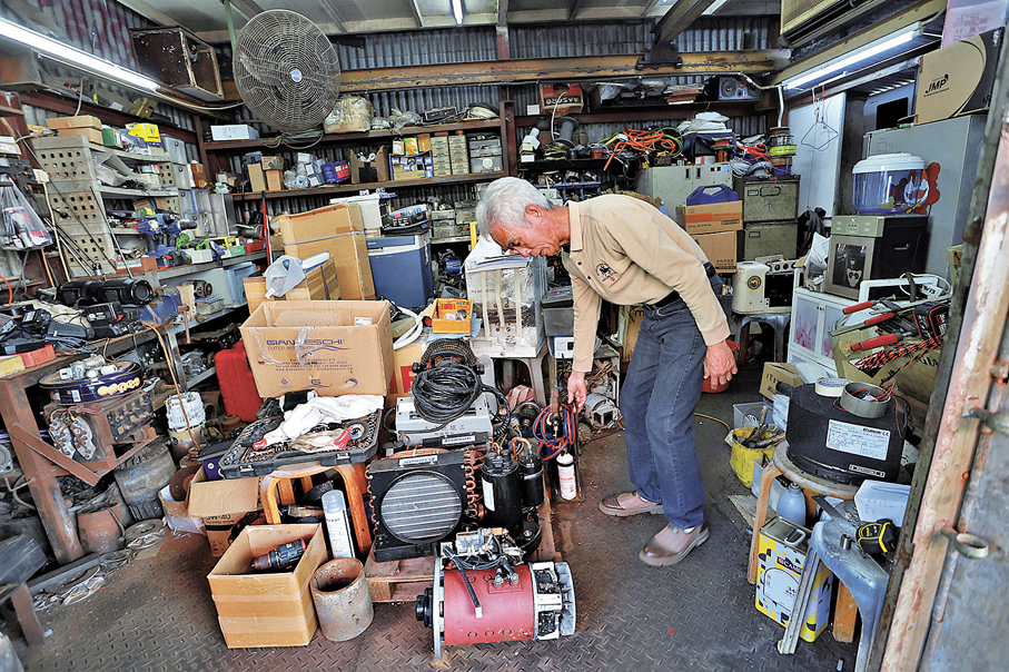 ●年屆65歲的蔡廣勝經營船舶維修多年，最難忘當年替「張保仔」安裝電力及冷氣系統。