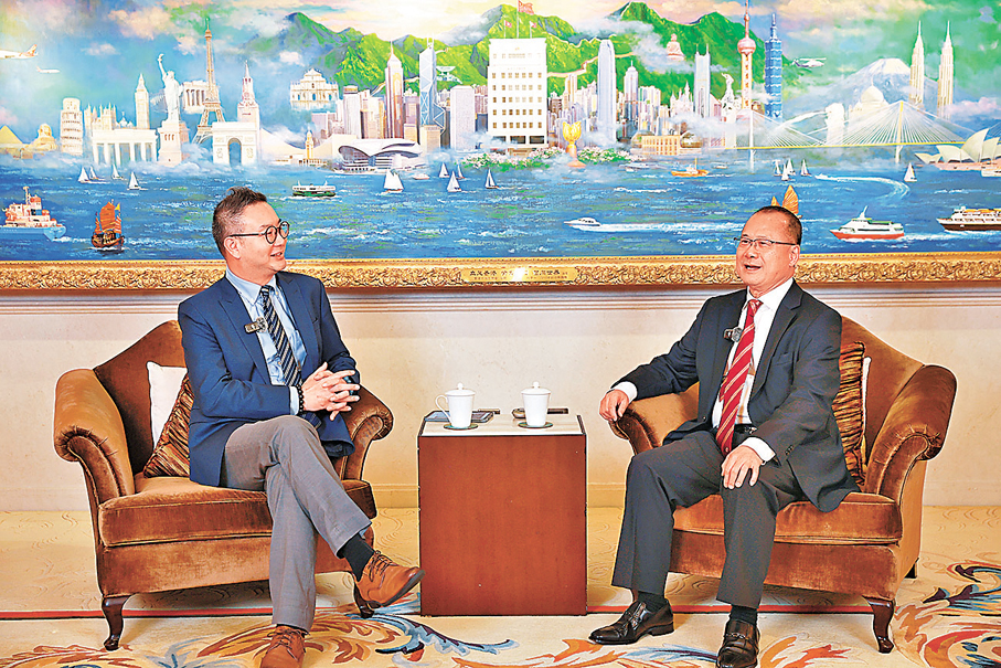 ●中華總商會會長蔡冠深（右）接受《經「湋」論》主持陳湋銘採訪。香港文匯報記者郭又木  攝