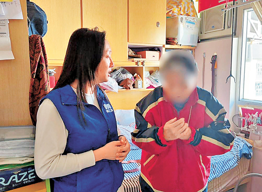 ●興芳關愛隊上門探訪獨居長者，了解生活需要。受訪者供圖
