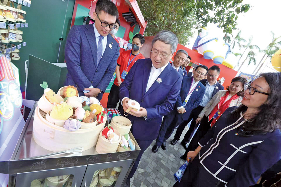 ●政務司副司長卓永興參觀嘉年華。