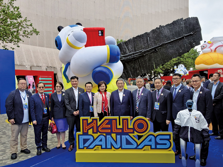 ●政務司副司長卓永興及一眾嘉賓參觀嘉年華。