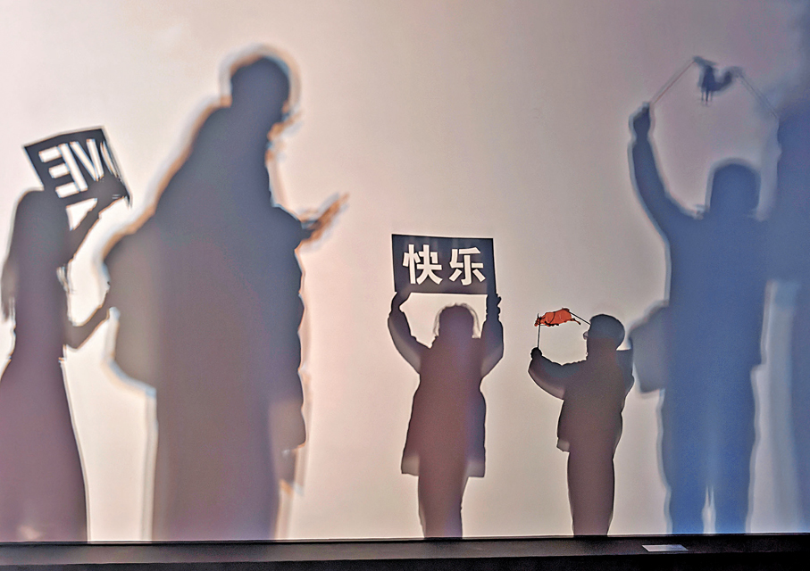 ●觀眾與光影「玩耍」時，成為藝術空間的一部分。