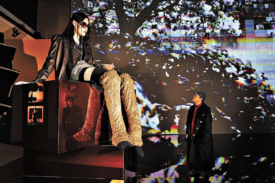 ●葉錦添與作品《深夢》。葉錦添工作室供圖