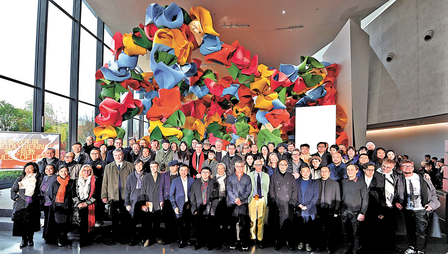 ●參展的海內外藝術家們在《鸝鷺七絕·歌唱》前合影。 主辦方供圖