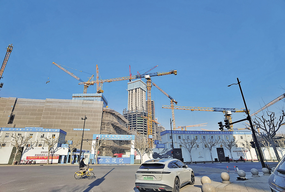 ●中指院報告預計，核心城市在優質供給增加帶動下，有望開啟「小陽春」溫和復甦行情。圖為上海在建中的樓盤。 香港文匯報記者章蘿蘭  攝