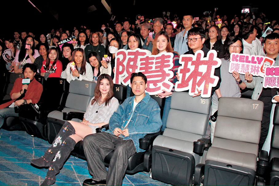 ●陳慧琳與歌迷合影留念。 香港文匯報記者達里  攝