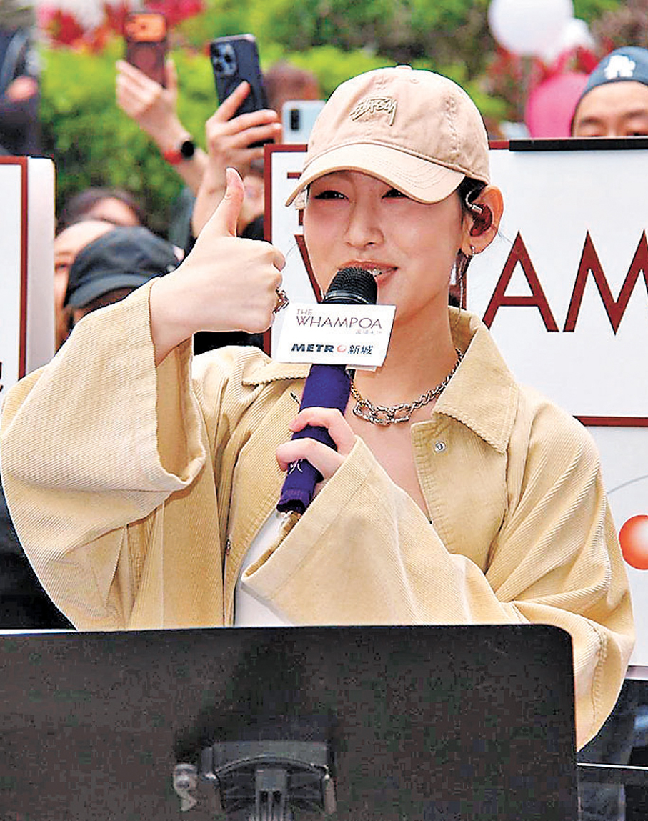 ●炎明熹為粉絲的熱烈應援點讚。香港文匯報記者達里  攝