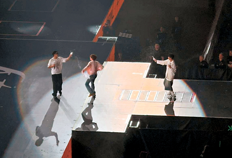 ●成員們在台上互相追逐潑水。  香港文匯報記者孫嘉蔚 攝