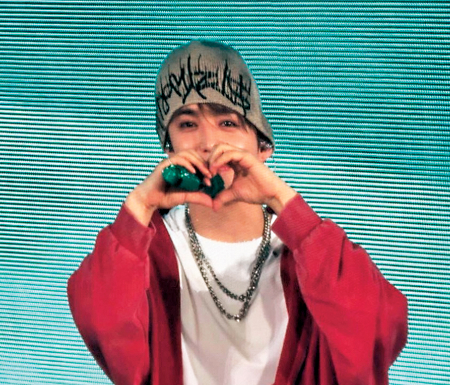 ●隊長S.COUPS向粉絲比心。  香港文匯報記者孫嘉蔚  攝